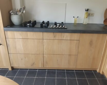 Massief eiken meubelpanelen. Dikte 22 mm of 20 mm. Doorlopende lamellen ca 110 mm breed. - Afbeelding 4
